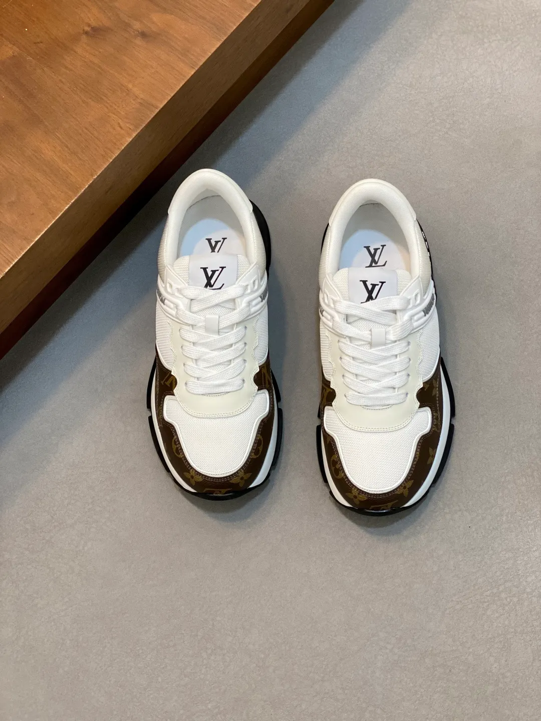 💰800 Lujia new color matching men's 🧍‍♂️trainer sneakers, this LV Trainer sneaker is made of soft grained calfskin and presents pure tones. The brand was born in 1854. The designer's handwritten brand logo is embellished on one side. Virgil Abloh designed it himself. It is a very commemorative sneaker. Brand new LV Louis Vuitton louis vuitton trainer sneaker low casual sports culture versatile basketball shoes Size: 39-44 (38, 45, 46 customized)